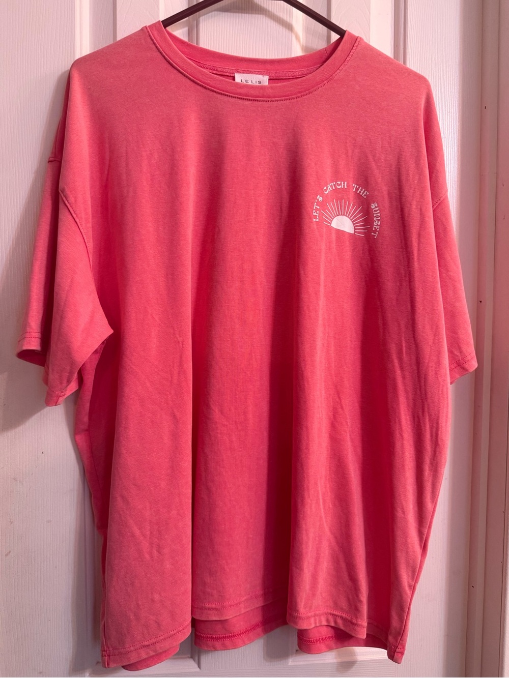 Le Lis Coral Pink Short Sleeve Tee with Sunrise Chest Graphic NWOT NEVER WORN